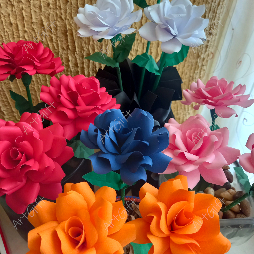 Rosas de papel en multicolores.